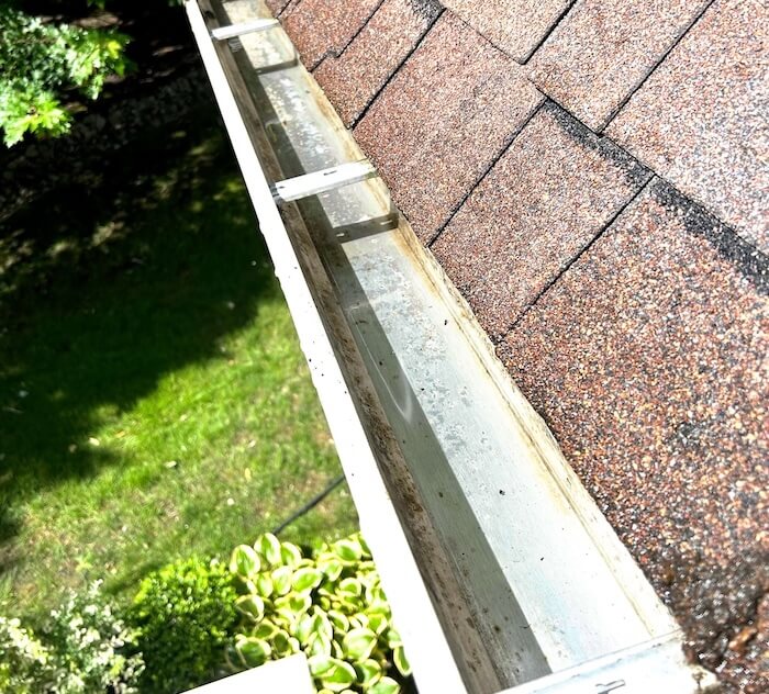 Gouttière propre et dégagée après le nettoyage par VitresMV dans l'Ouest-de-l'Île