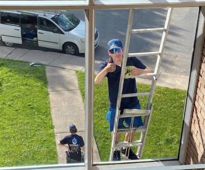 Max et Vincent, fondateurs de VitresMV, en intervention de lavage de vitres dans l'Ouest-de-l'Île